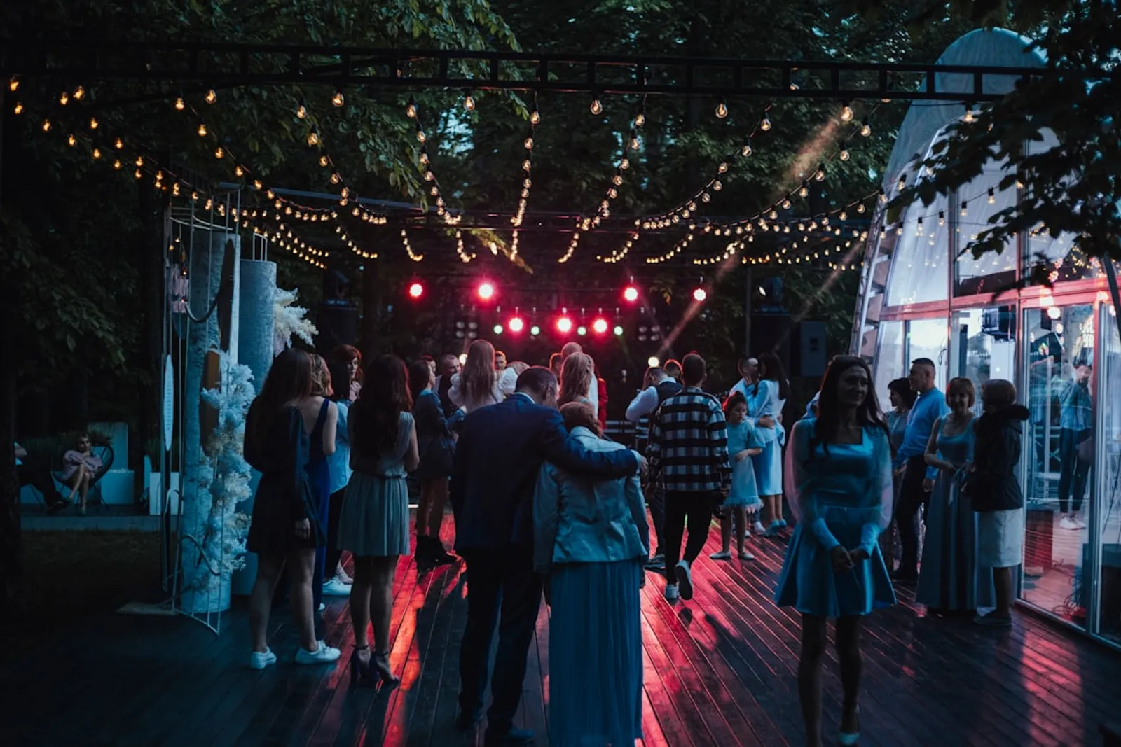 Top Tips for Hiring a Live Band for Your WeddingIllustration